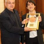 Il presidente degli Amici della Musica, Paolo Ruta, premia il vincitore …